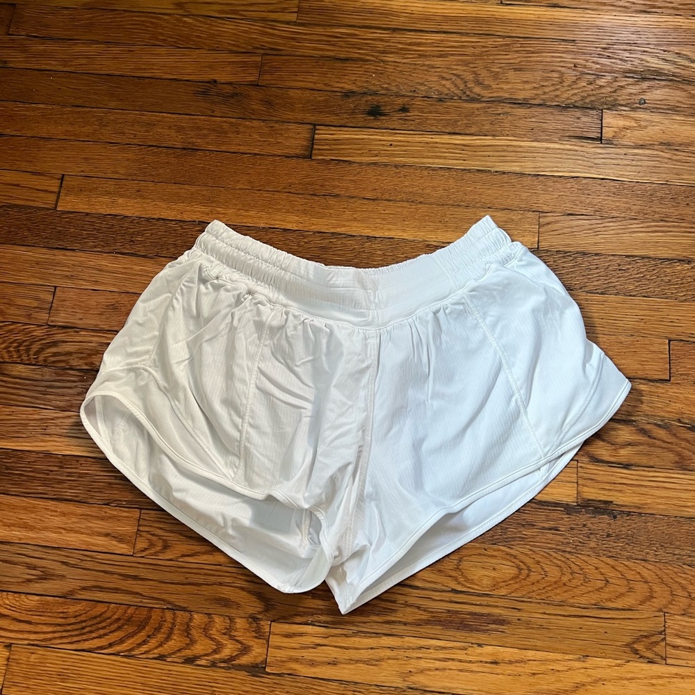 LULU HOTTY HOT SHORT SIZE 6 WHITE